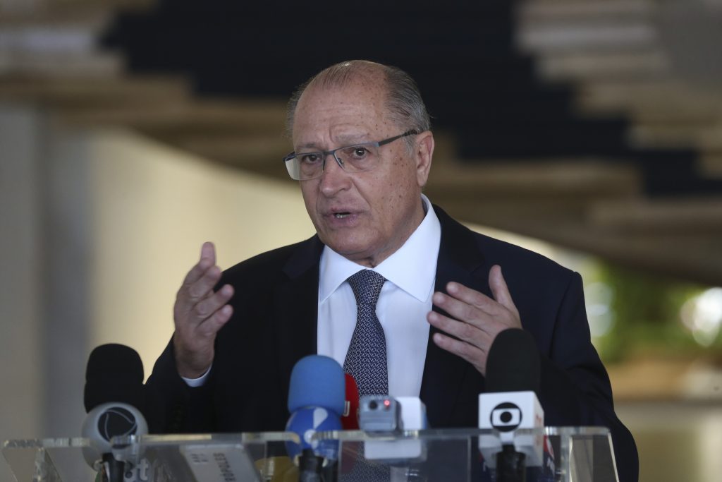 Alckmin diz que baixar juros é muito importante para atrair investimento e crescimento