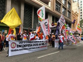 Funcionários da Americanas e sindicatos protestam no Centro do Rio