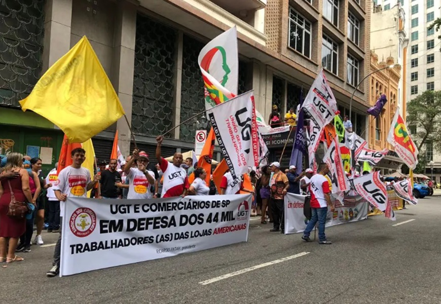 Funcionários da Americanas e sindicatos protestam no Centro do Rio