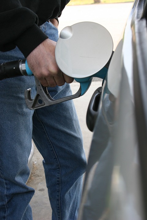 Governo confirma reoneração completa de impostos sobre combustíveis