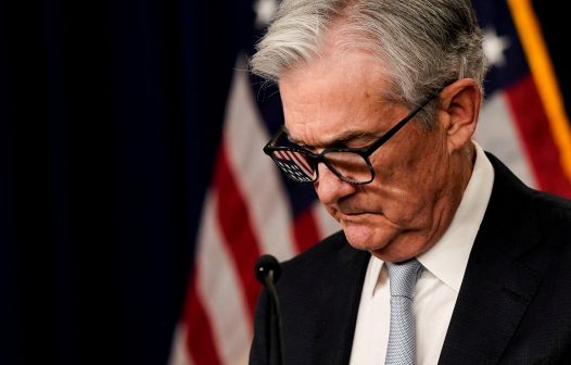 Powell admite que Fed poderá elevar juros novamente