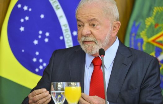 Lula diz que recuperará economia e ajustará IR