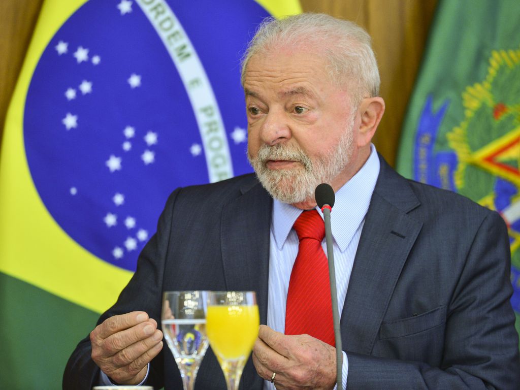 Lula diz que recuperará economia e ajustará IR
