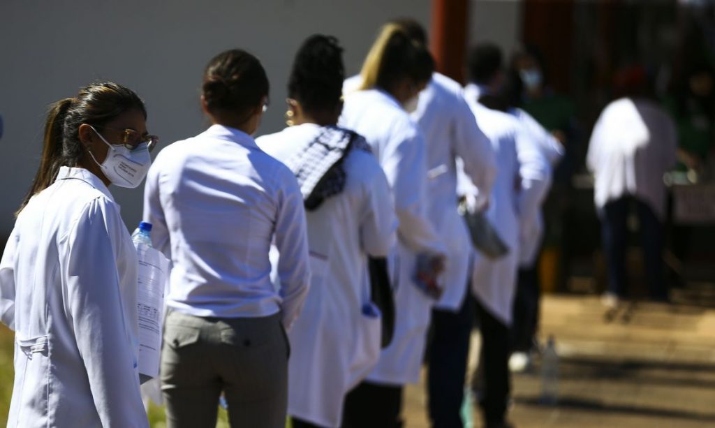 Brasil tem 546 mil médicos ativos, apontam registros de conselhos regionais de medicina