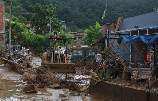 Parte dos deslizamentos veio do alto da serra e ganhou velocidade