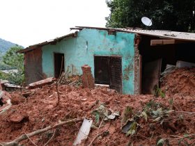 Sobe para 54 o número de mortes após chuvas no litoral norte de São Paulo