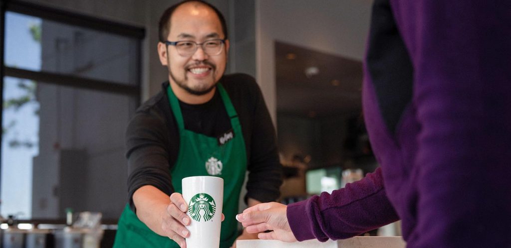 Lucro líquido da Starbucks subiu 5% para US$ 855 milhões