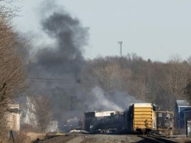 Trem carregado de produtos tóxicos descarrila em Ohio