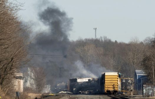 Trem carregado de produtos tóxicos descarrila em Ohio