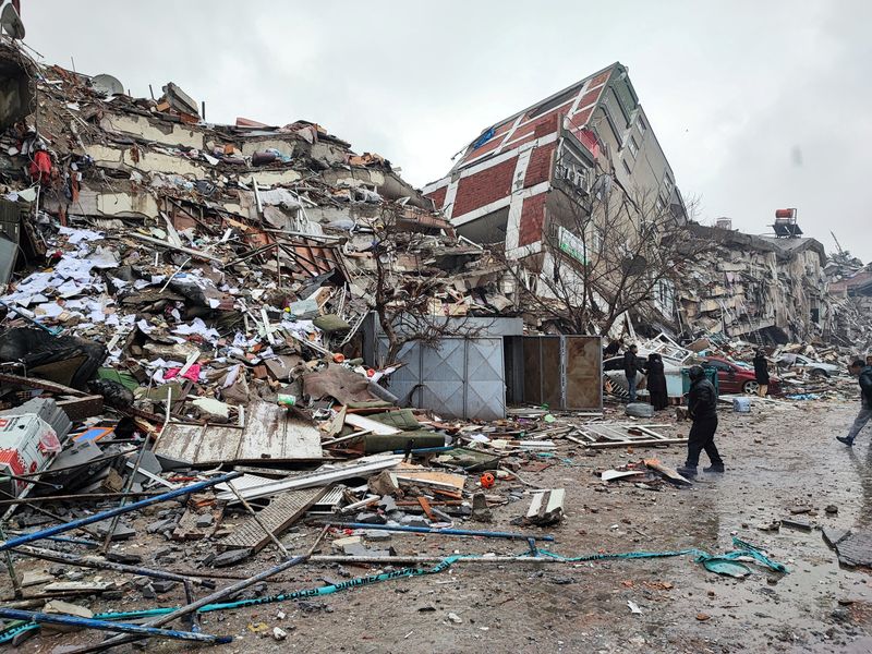 Novo terremoto atinge a Turquia e derruba mais prédios