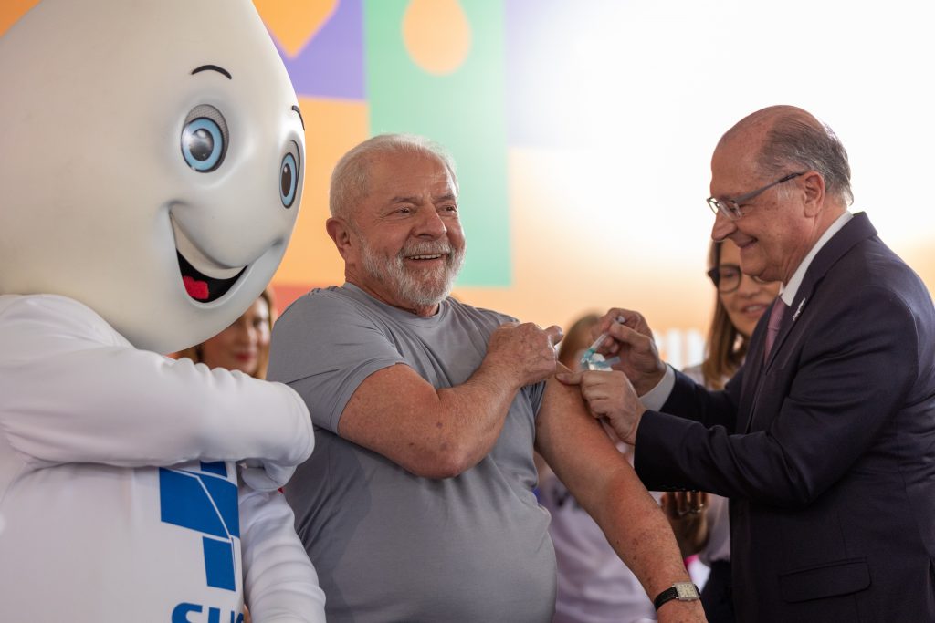 Lula recebe dose de vacina bivalente contra a covid aplicada por Alckmin