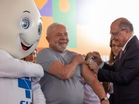 Lula recebe dose de vacina bivalente contra a covid aplicada por Alckmin