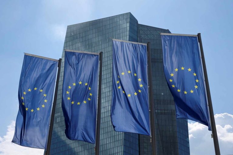 BCE eleva juros em 50 pb, apesar de tensões no setor bancário