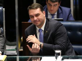 Flávio Bolsonaro diz que pacote de joias poderia ser qualquer coisa