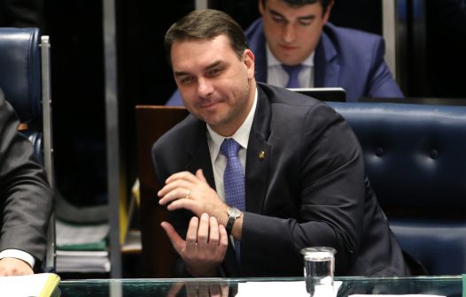 Flávio Bolsonaro diz que pacote de joias poderia ser qualquer coisa