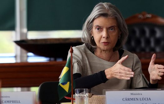 Cármen Lúcia se declara contra militares e policiais advogarem em causa própria