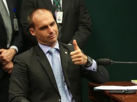 Eduardo Bolsonaro é cobrado sobre joias ilegais em bate-boca na Câmara