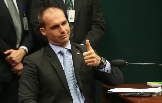 Eduardo Bolsonaro é cobrado sobre joias ilegais em bate-boca na Câmara