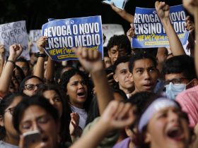 Estudantes fazem passeata pela revogação do novo ensino médio em SP