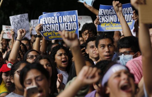 Estudantes fazem passeata pela revogação do novo ensino médio em SP