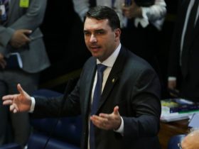 Flávio Bolsonaro convoca apoiadores para volta do pai, recua e confunde bolsonaristas