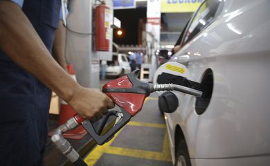Preço da gasolina sobe 9% e fica mais caro em todas as regiões