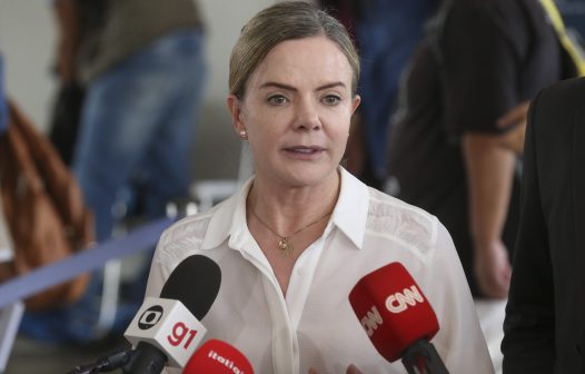 Gleisi Hoffmann defende que Juscelino Filho peça afastamento de ministério