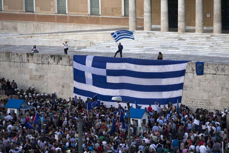 Grécia: 65 mil pessoas protestam e pedem renúncia do governo