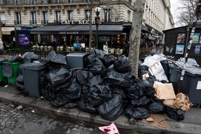 Trabalhadores de limpeza urbana encerram greve em Paris e iniciam coleta de lixo das ruas