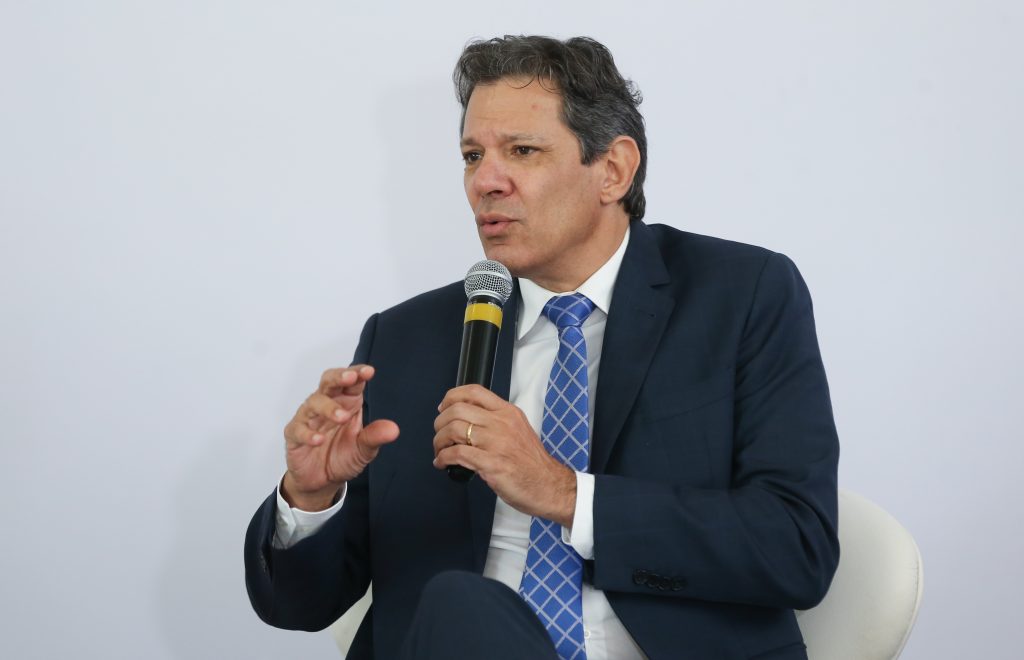 Haddad diz que Brasil não pode continuar crescendo 1% ao ano