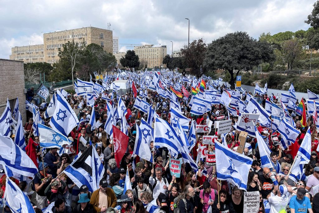 Israel vive greve geral contra reforma do Judiciário de Netanyahu