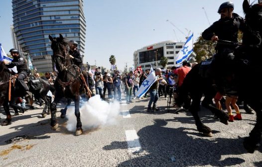 Israel aprova lei que protege Netanyahu de ser removido do cargo e população protesta