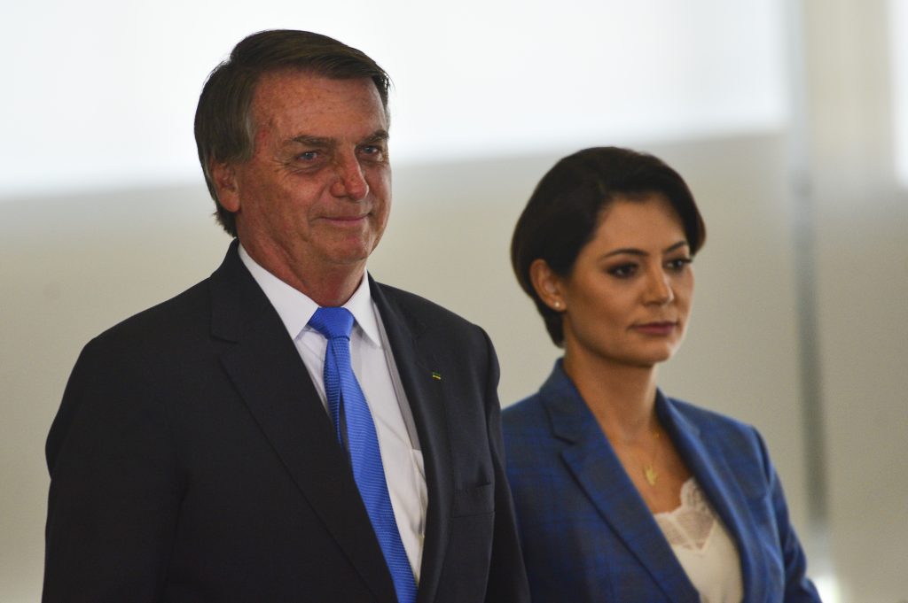 Nova denúncia pede apuração de crime de peculato por Bolsonaro e Michelle