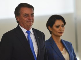 Nova denúncia pede apuração de crime de peculato por Bolsonaro e Michelle