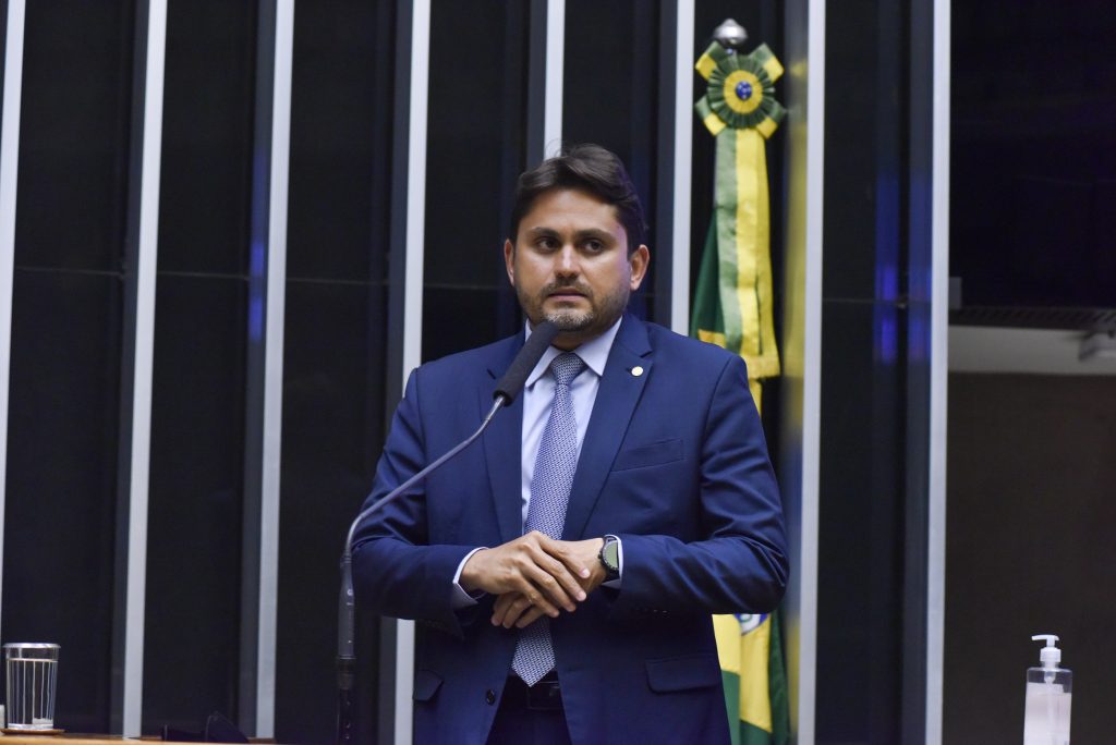 Câmara dos Deputados emprega piloto e gerente de haras do ministro Juscelino Filho