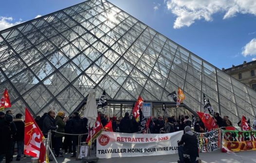 Protesto contra reforma da Previdência na França bloqueia entrada do Louvre