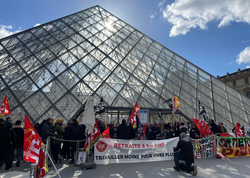 Protesto contra reforma da Previdência na França bloqueia entrada do Louvre