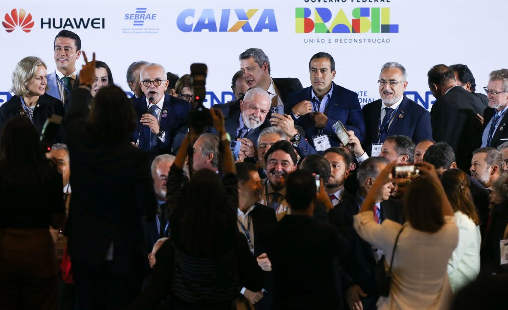 Lula quer banco público emprestando para obras em municípios