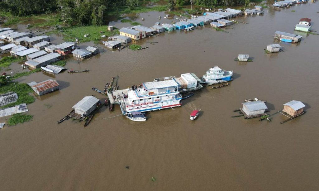 Chuva em Manaus causa deslizamento e deixa ao menos oito mortos
