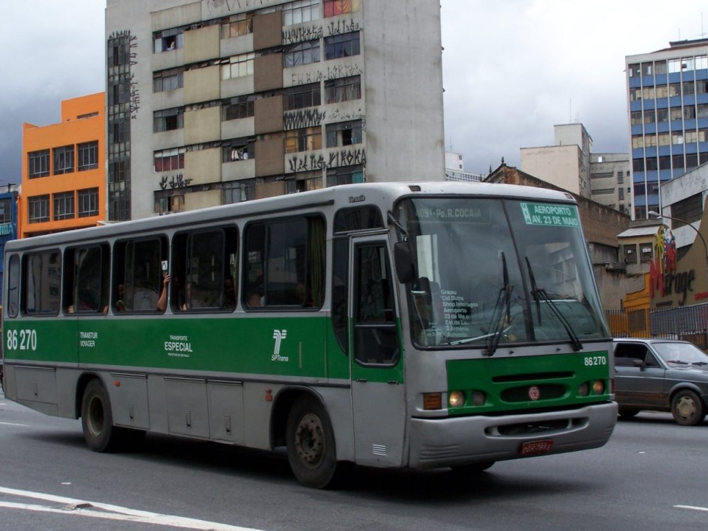 Motorista de ônibus passa por cima de pernas de idoso em São Paulo após discussão