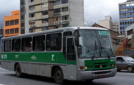 Motorista de ônibus passa por cima de pernas de idoso em São Paulo após discussão