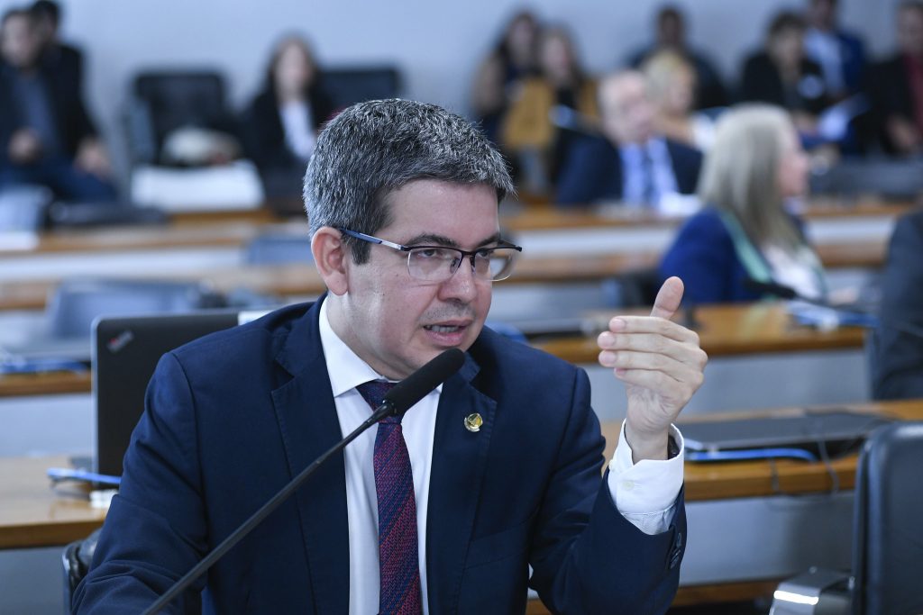 Randolfe Rodrigues diz estar confiante de ter solução para impasse sobre MPs