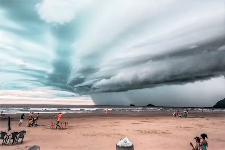 Nuvem gigante assusta banhistas no litoral de SP
