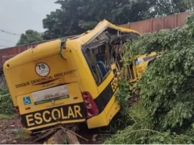 Acidente entre trem e ônibus da Apae deixa duas adolescentes mortas no Paraná