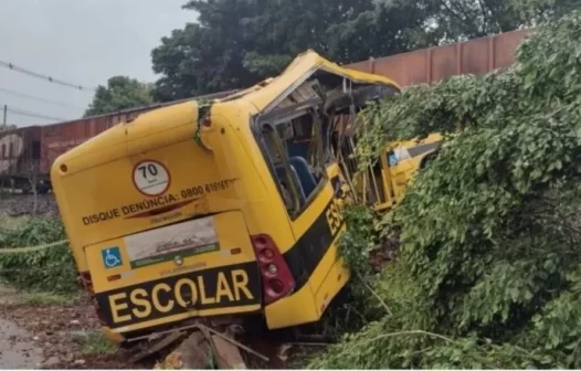 Acidente entre trem e ônibus da Apae deixa duas adolescentes mortas no Paraná