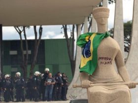 PF prende mulher que pichou estátua da Justiça