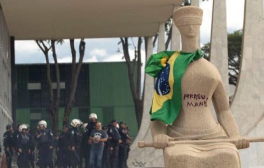 PF prende mulher que pichou estátua da Justiça