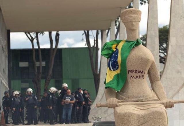 PF prende mulher que pichou estátua da Justiça