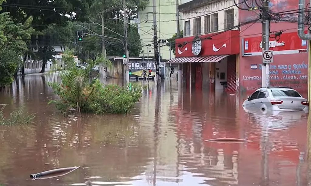Prefeitura de São Paulo avalia derrubar muro que agrava problemas de enchente