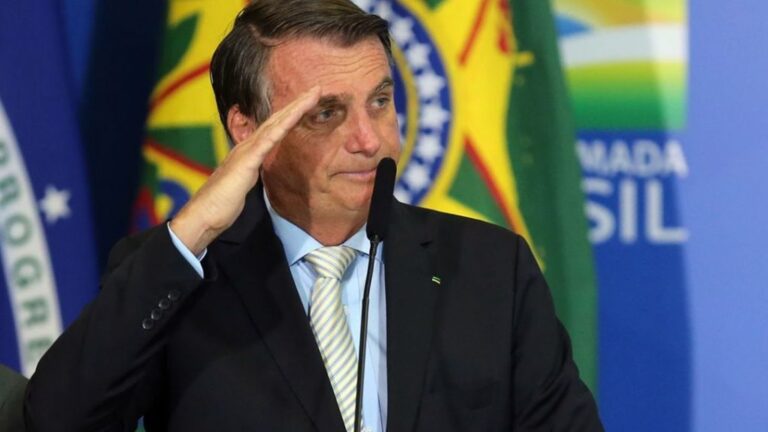 Chefe da Receita foi acionado para liberar joias dadas de presente para o casal Bolsonaro